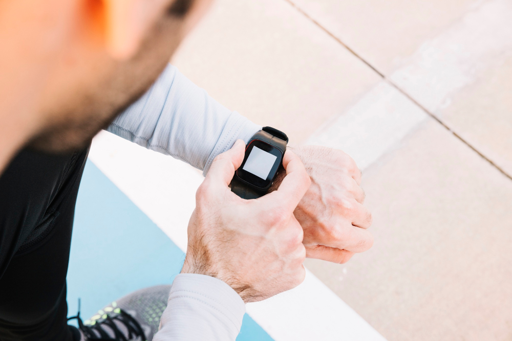 Hombre usando un smartwatch